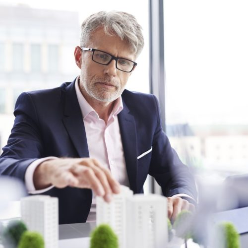 empresario-enfocado-busca-nuevas-soluciones